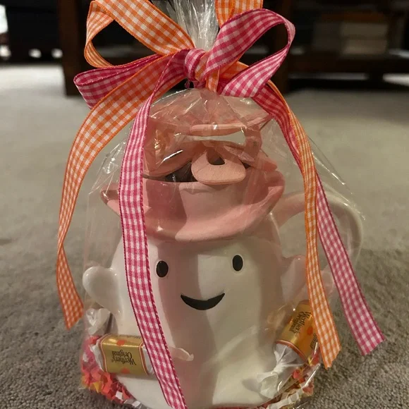 Cowgirl Ghost Mug with beauty accessories - Picture 1 of 2